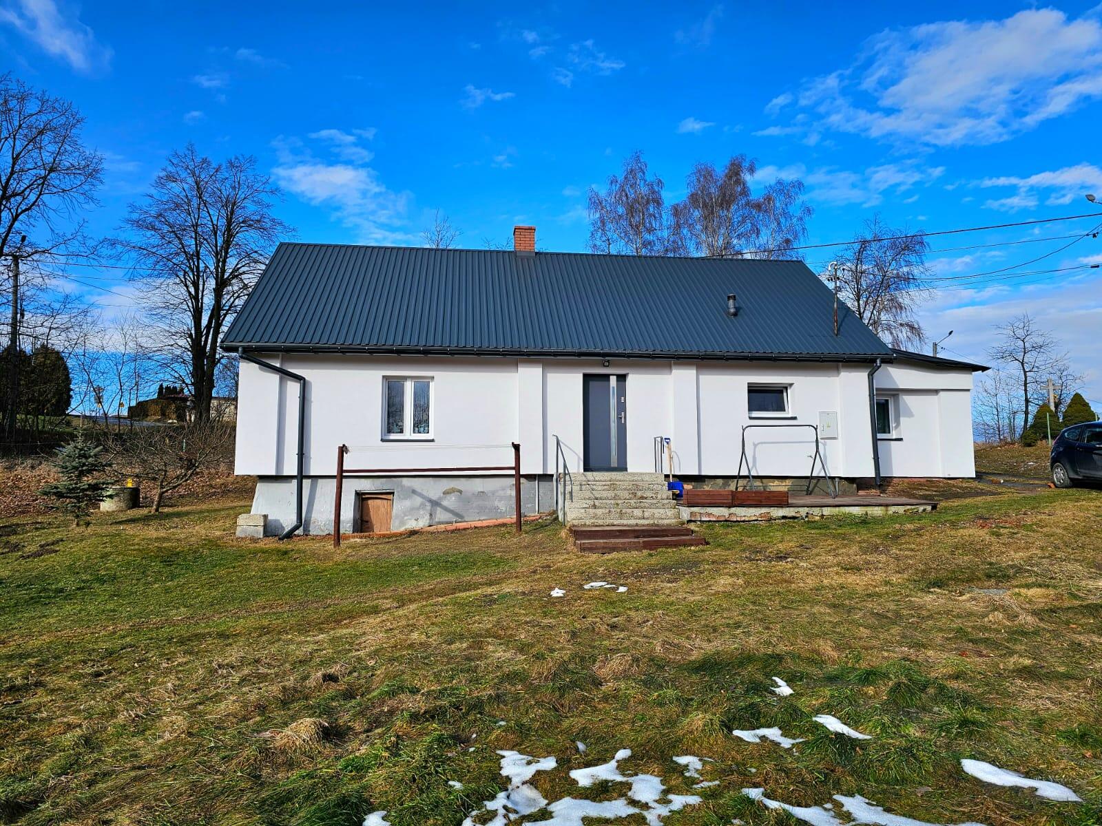 Dom gotowy do zamieszkania budynek gosporadczy plac zabaw działka - zdjęcie 1