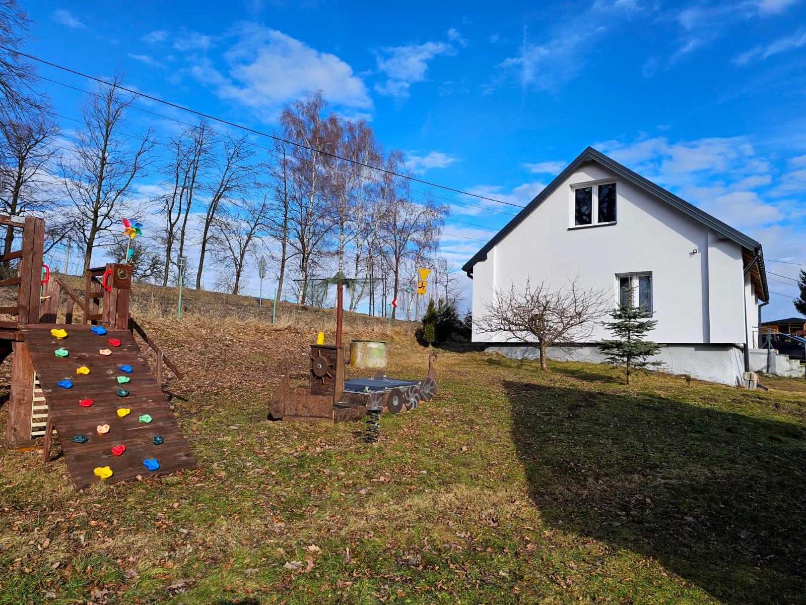 Dom gotowy do zamieszkania budynek gosporadczy plac zabaw działka - zdjęcie 2