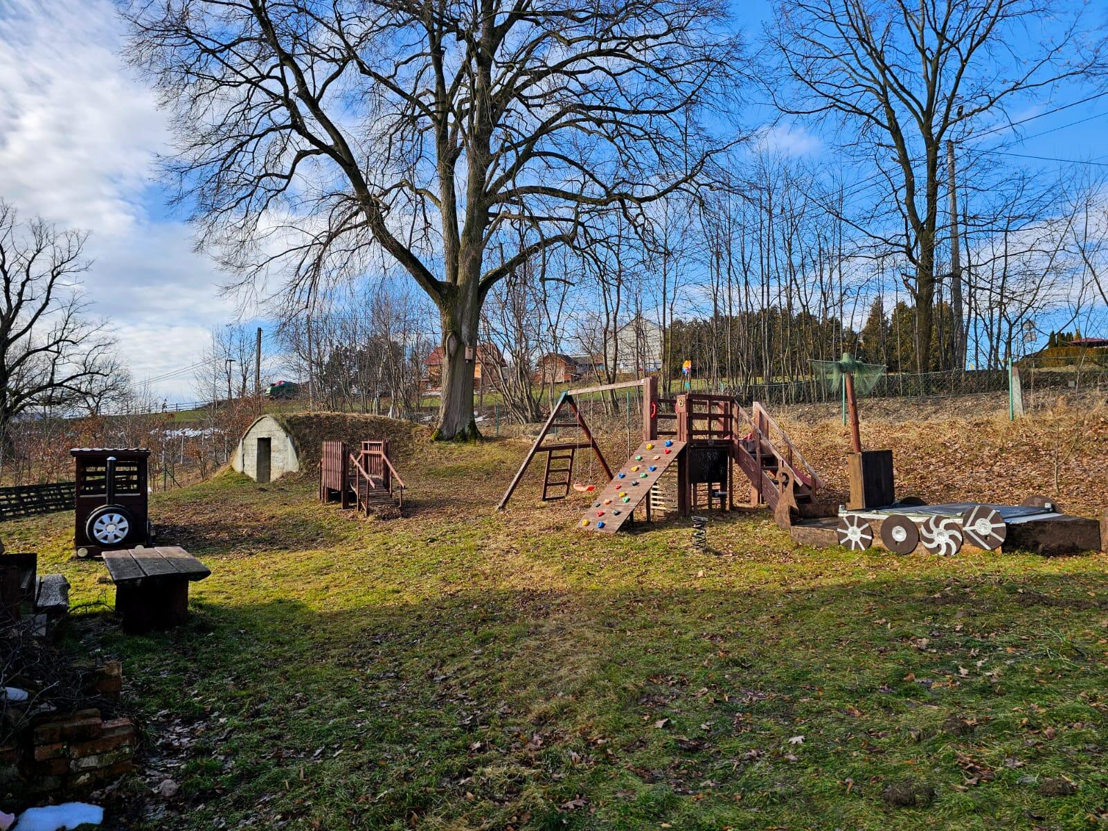 Dom gotowy do zamieszkania budynek gosporadczy plac zabaw działka - zdjęcie 3