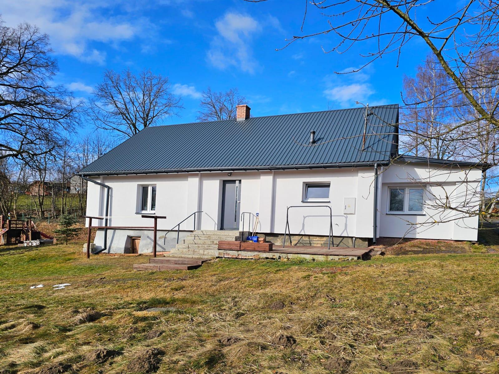 Dom gotowy do zamieszkania budynek gosporadczy plac zabaw działka - zdjęcie 4