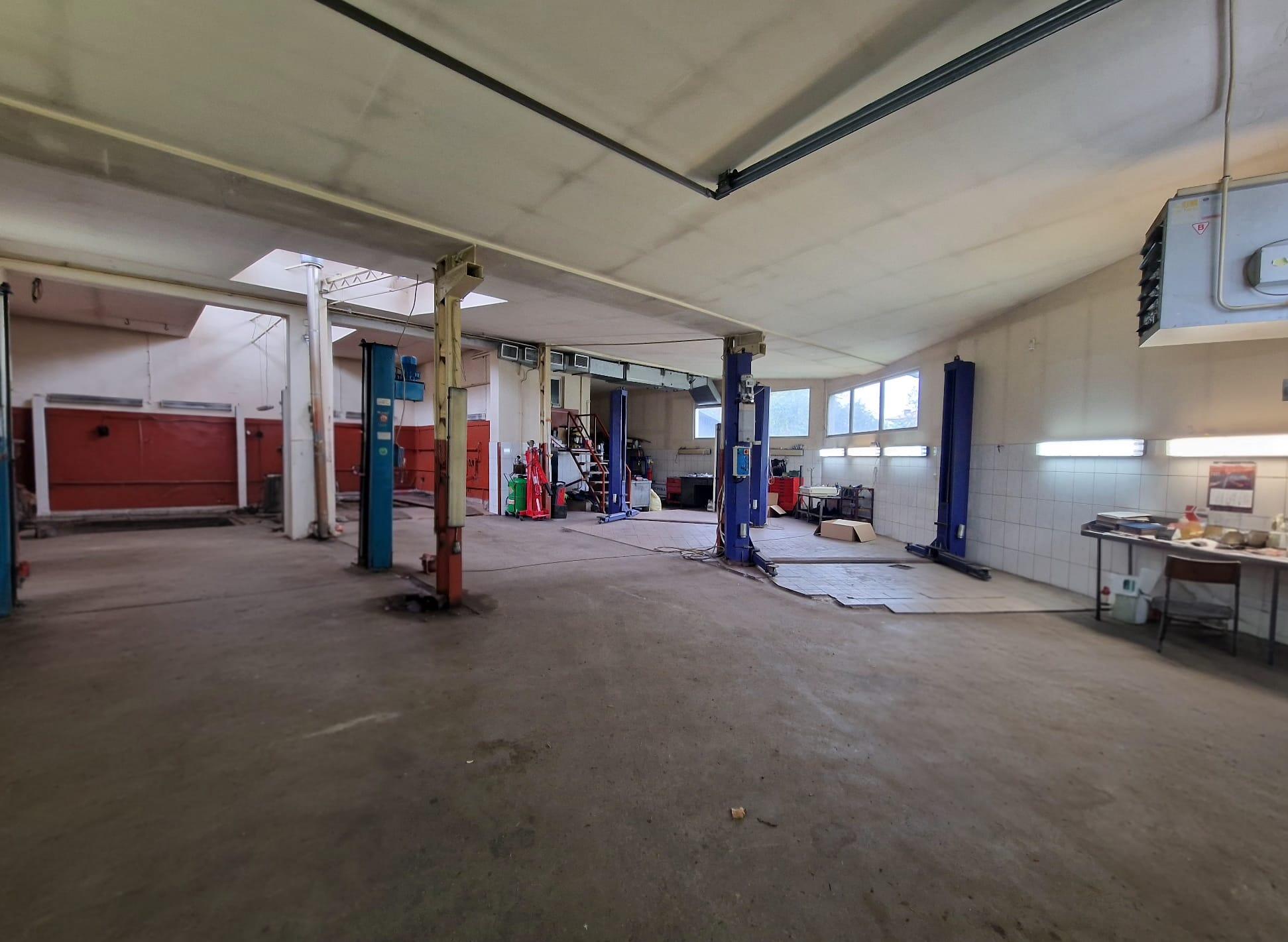 Dom z warsztatem samochodowym - zdjęcie 5