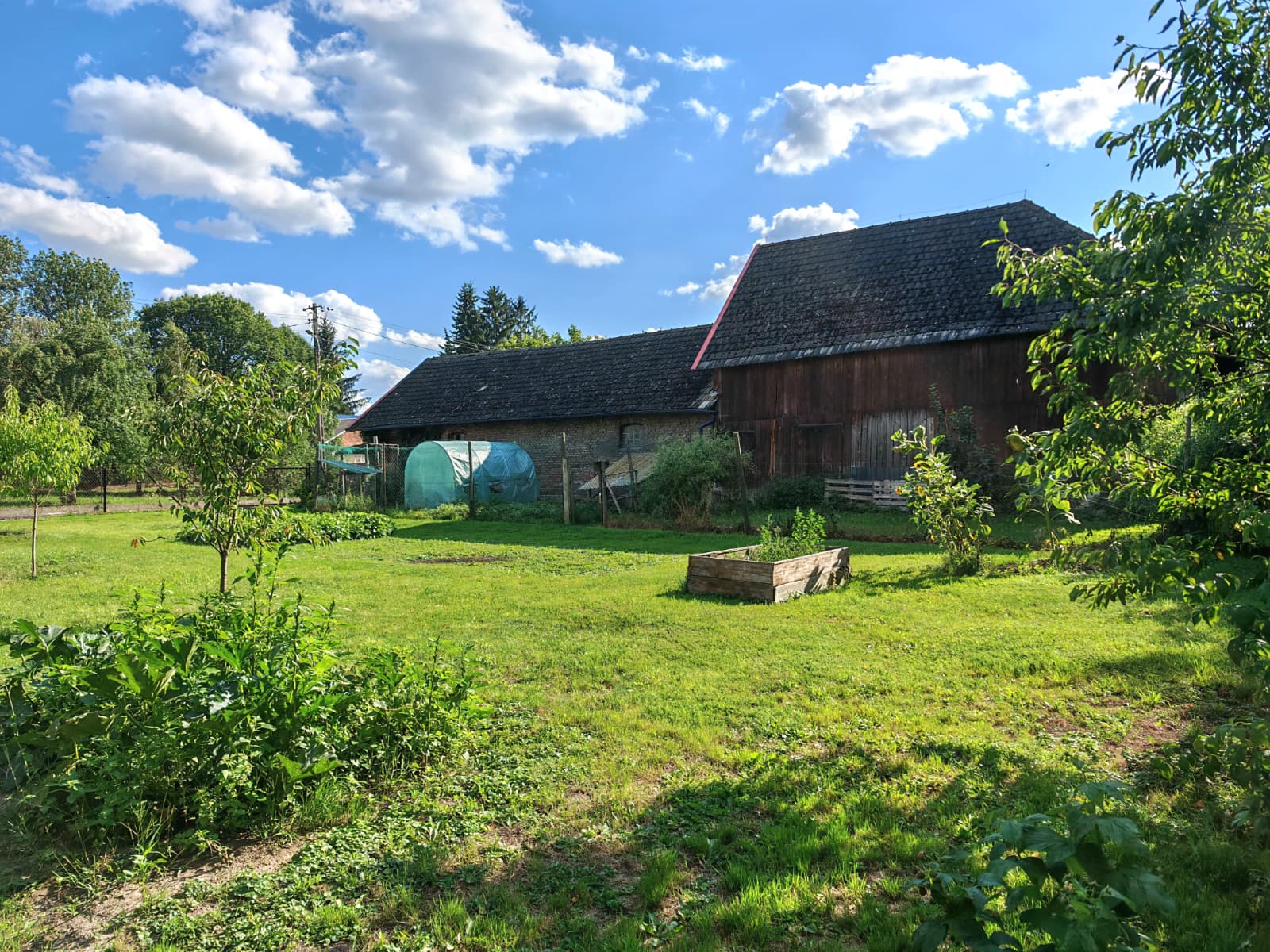 Klimatyczny dom z całorocznym basenem i dużą działką - zdjęcie 13