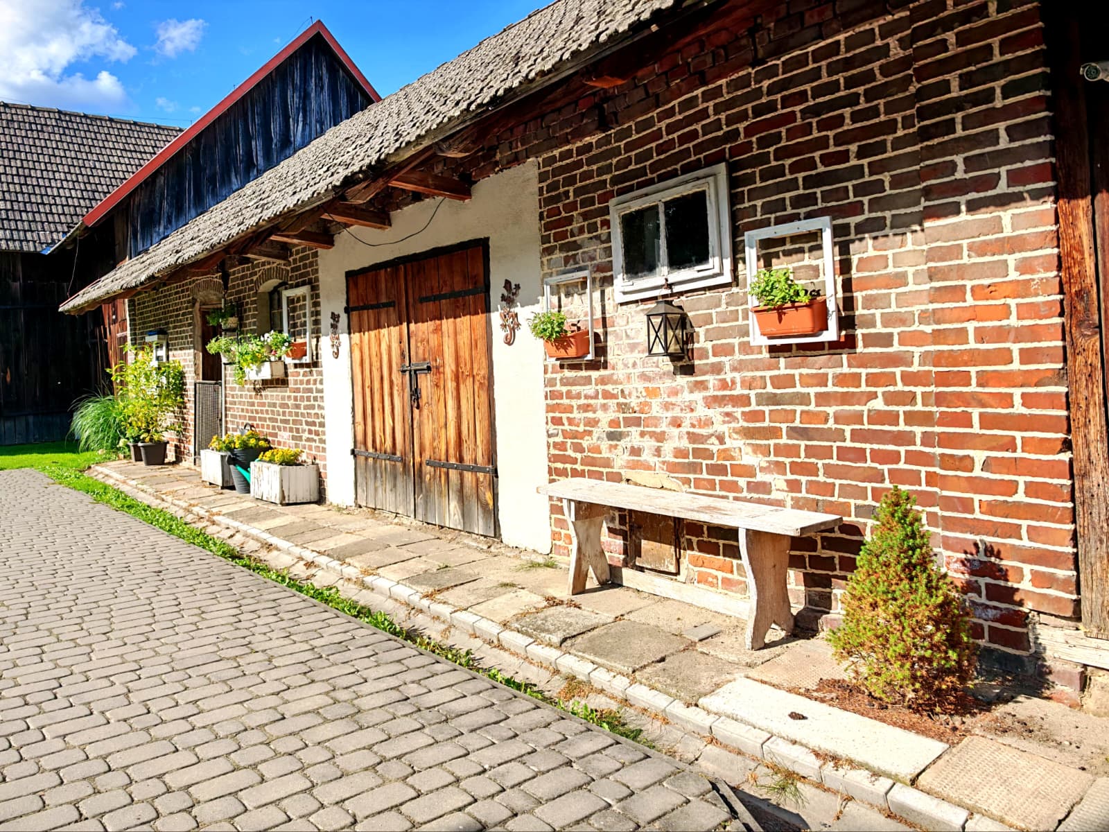 Klimatyczny dom z całorocznym basenem i dużą działką - zdjęcie 7