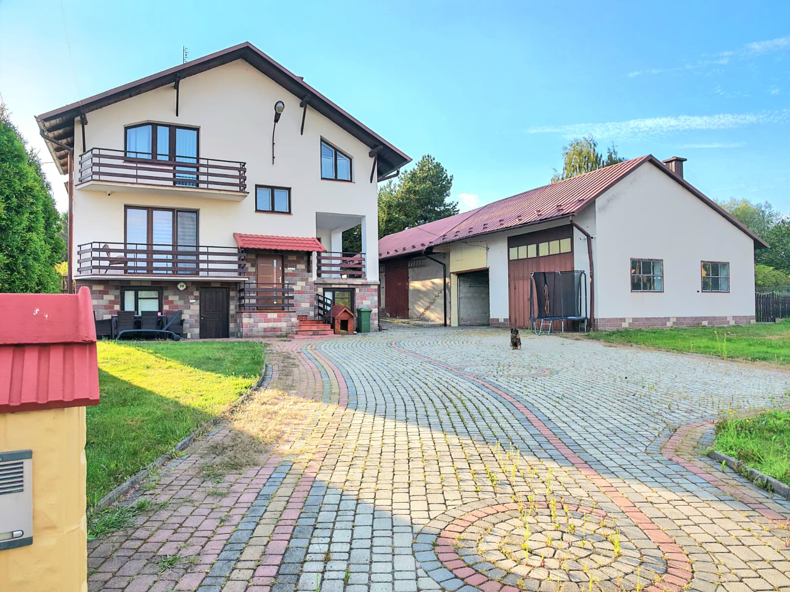 Przestronny dom 8 pokoi budynki gospodarcze garaż - zdjęcie 2