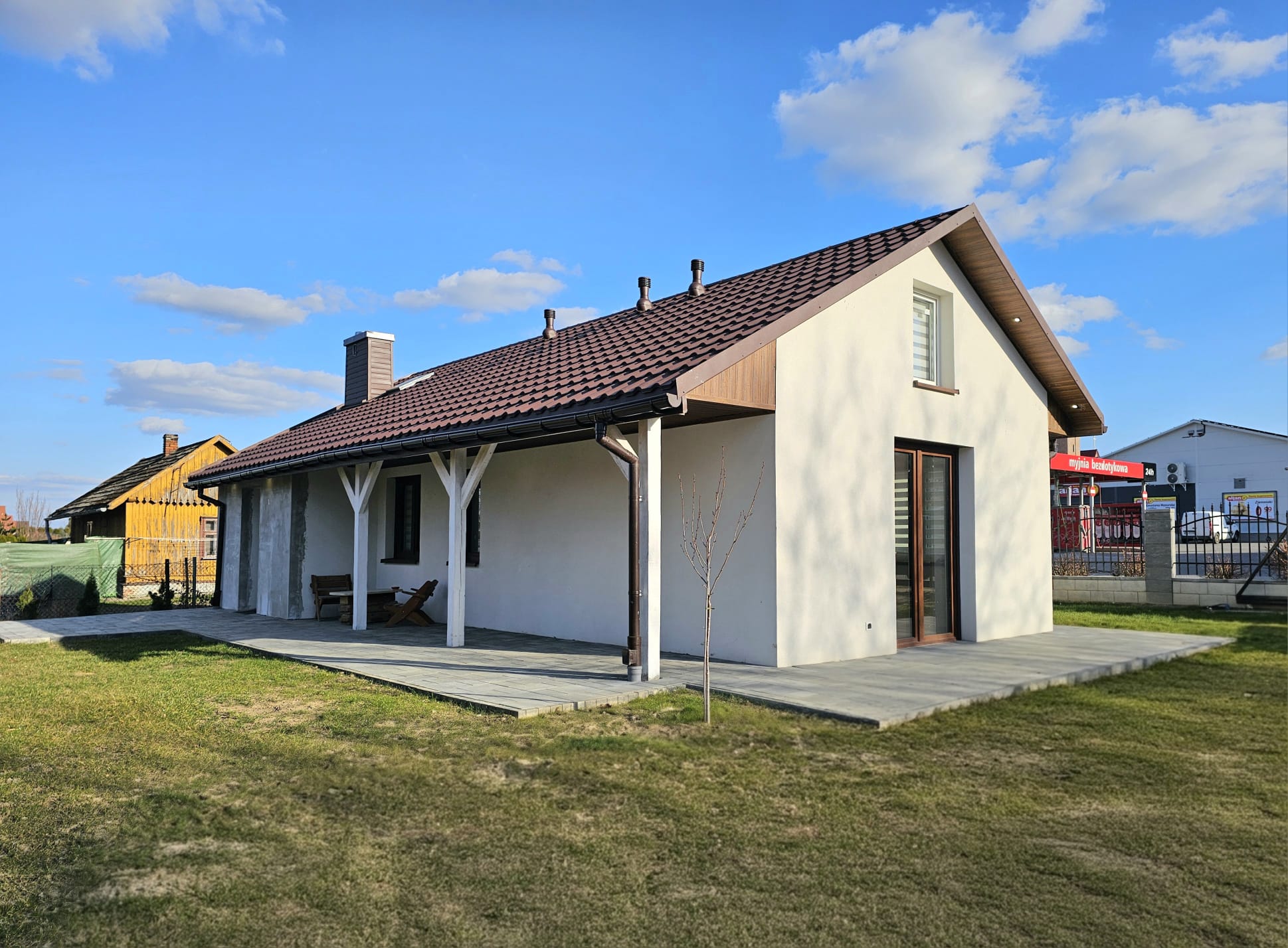Dom wolnostojący z garażem w świetnej lokalizacji - zdjęcie 2