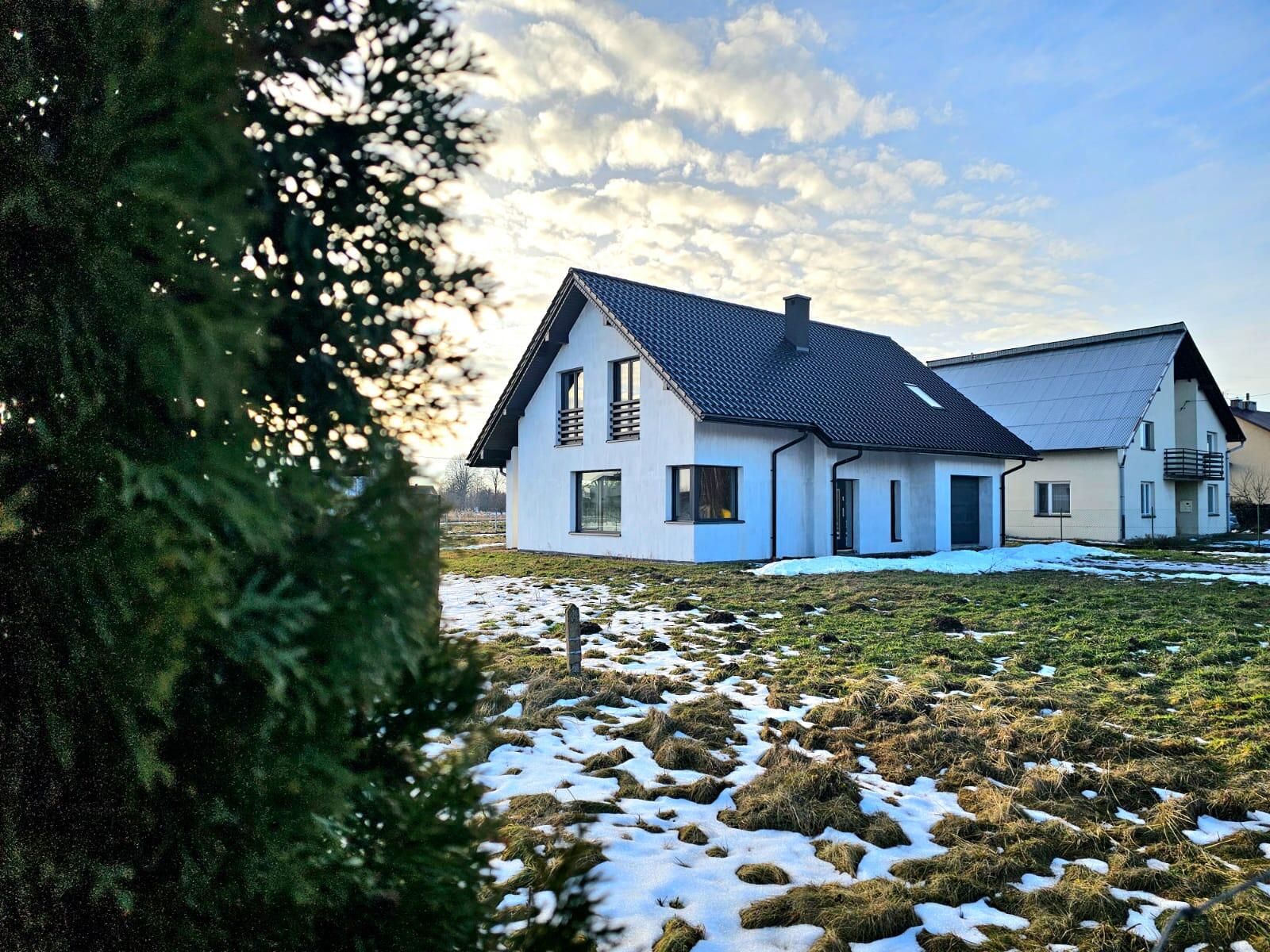 Energooszczędny dom jednorodzinny blisko lasu garaż - zdjęcie 1