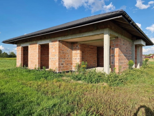 Dom parterowy z tarasem i garażem