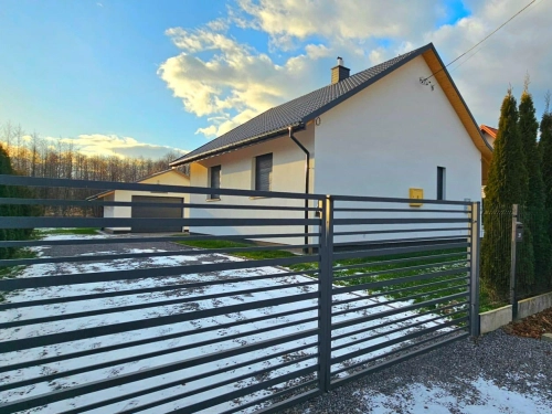 Dom z tarasem na dużej działce