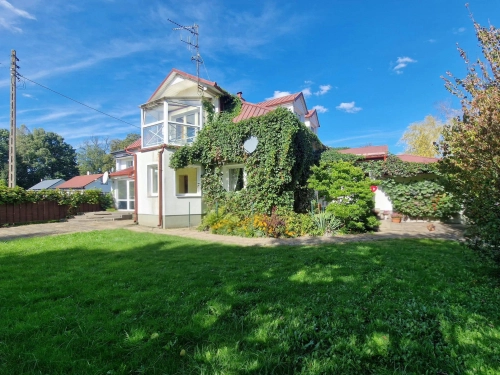 Dom z warsztatem samochodowym