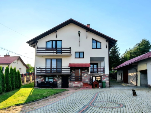 Przestronny dom 8 pokoi budynki gospodarcze garaż